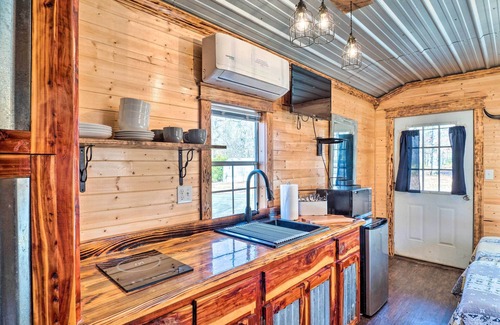 Negreet Cabin | Sunny 'Catfish Cabin' w/Views of Toledo Bend