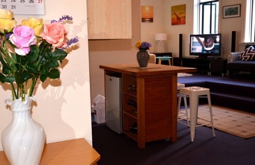 Te Aro Apartment | Sunny Central Large CBD Apartment (v13)