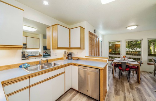 Manzanita House | Sunny Chalet MCA#50350-1 block to beach, fenced yard, Dogs Ok