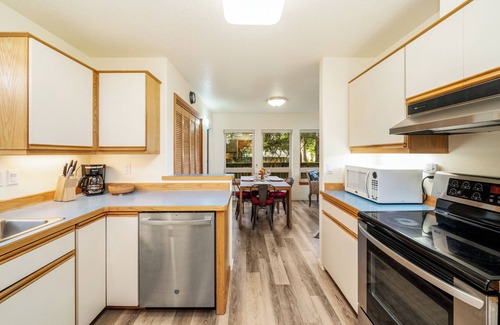 Manzanita House | Sunny Chalet MCA#50350-1 block to beach, fenced yard, Dogs Ok