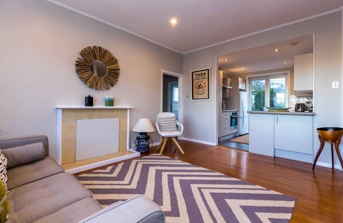 Orakei Cottage | Sunny, Character 2 Bedroom Home - Mission Bay