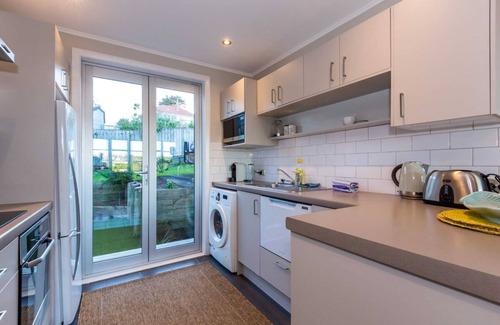 Orakei Cottage | Sunny, Character 2 Bedroom Home - Mission Bay