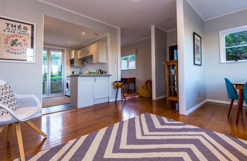 Orakei Cottage | Sunny, Character 2 Bedroom Home - Mission Bay