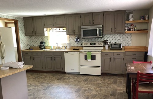 East Jamaica Apartment | Sunny, convenient 4-Bed Family Base w/Balcony: Fast WiFi, WFH, 15 min to ski!
