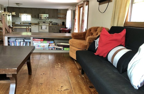 East Jamaica Apartment | Sunny, convenient 4-Bed Family Base w/Balcony: Fast WiFi, WFH, 15 min to ski!