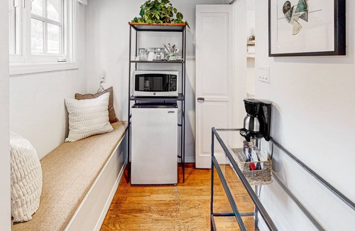 East Beach Apartment | Sunny corner studio - 1 block to East Beach