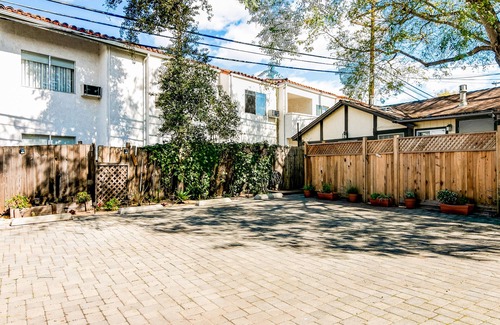 East Beach Apartment | Sunny corner studio - 1 block to East Beach
