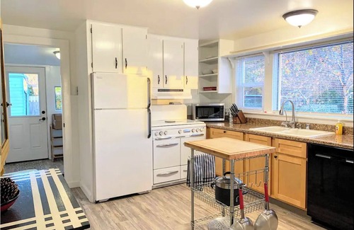 Jacoby Creek House | Sunny Cottage, Close to Town & Family Friendly
