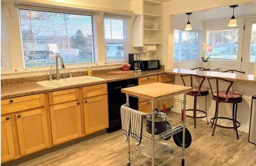 Jacoby Creek House | Sunny Cottage, Close to Town & Family Friendly