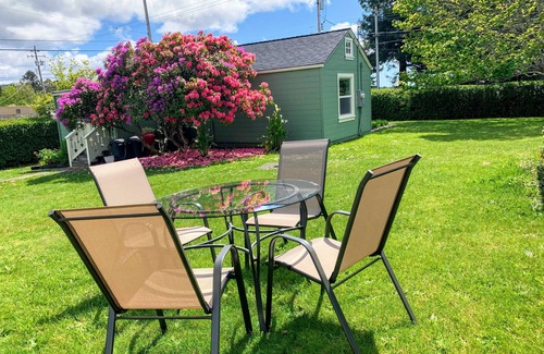 Jacoby Creek House | Sunny Cottage, Close to Town & Family Friendly
