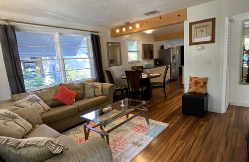 Alta Vista House | Sunny Cottage🌴half mile to Downtown-near famous beaches