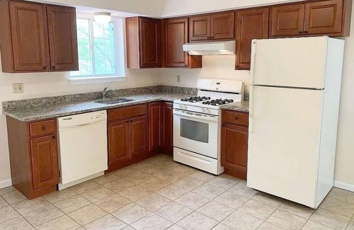 Waterbury House | Sunny/Cozy Home w/Garage and Deck. Minutes from Everything, Family-friendly