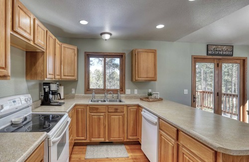 Deadwood House | Sunny Day Hideaway - Private! Fire pit, hot tub, close to Deadwood!