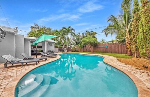 Middle River Terrace House | Sunny Days Getaway, 5BD Heated Pool Family Home!