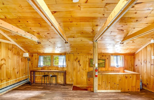 Newfane Cabin | Sunny dog-friendly cabin with firepit, skiing, hiking & fast WiFi