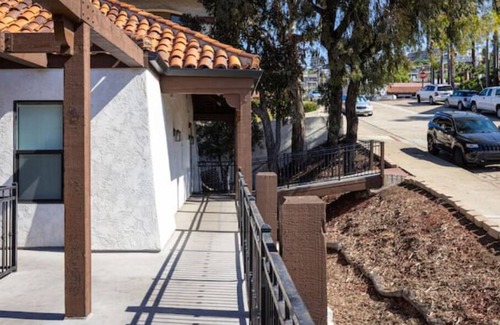 Old Town House | Sunny Downtown Apt. Walk to All. Parking/HBO/WiFi - Long Term Discounts