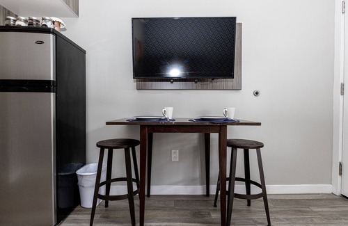 Old Town House | Sunny Downtown Apt. Walk to All. Parking/HBO/WiFi - Long Term Discounts