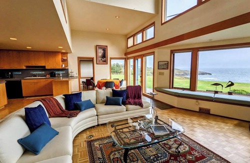 Friday Harbor House | Sunny Eagle Cove Waterfront Lookout