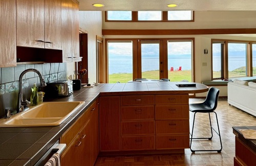 Friday Harbor House | Sunny Eagle Cove Waterfront Lookout