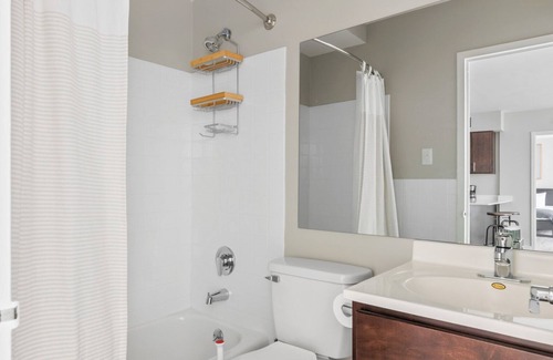 Edgewater Beach Apartment | Sunny Edgewater 2BR w/ Gym, Deck & Lounge, 5 blocks to L, by Blueground