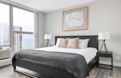 Edgewater Beach Apartment | Sunny Edgewater 2BR w/ Gym, Deck & Lounge, 5 blocks to L, by Blueground