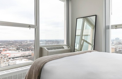Edgewater Beach Apartment | Sunny Edgewater 2BR w/ Gym, Deck & Lounge, 5 blocks to L, by Blueground