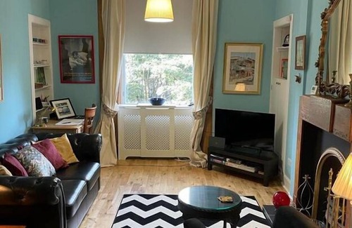 Bonnington Apartment | Sunny, Edinburgh City Centre Apartment