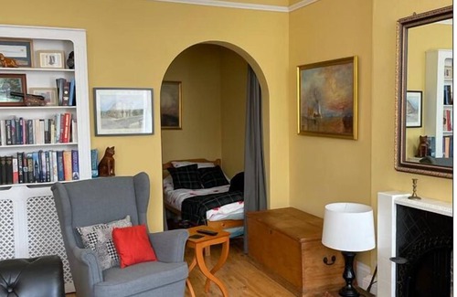 Bonnington Apartment | Sunny, Edinburgh City Centre Apartment
