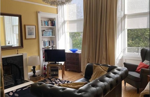 Bonnington Apartment | Sunny, Edinburgh City Centre Apartment