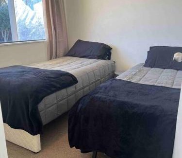 Lowburn House | Sunny Escape in Old Cromwell