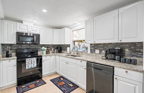 Pinellas Park House | Sunny Escape in Pinellas Park