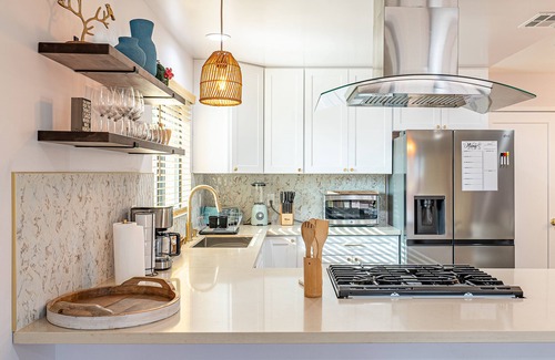 Riverside House | Sunny Escape with Pool near colleges, park, shopping, restaurants, convention