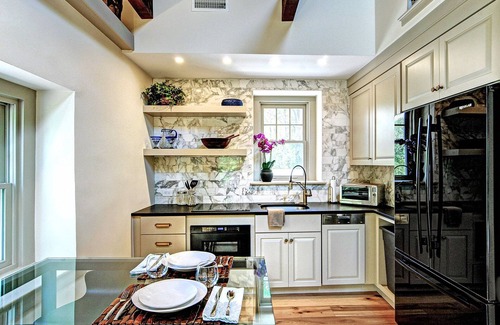 Ambler House | Sunny Executive Carriage House/Guest House located in Blue Bell, PA.