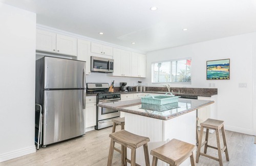 West Newport Condo | Sunny First Floor Beach House w/AC! | Large Outdoor Patio w/Grill | 1 Block to the Beach!