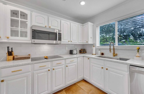 Lighthouse Point House | Sunny Florida Escape: Private Heated Pool, Hot Tub, Putting Green, Beach Nearby!