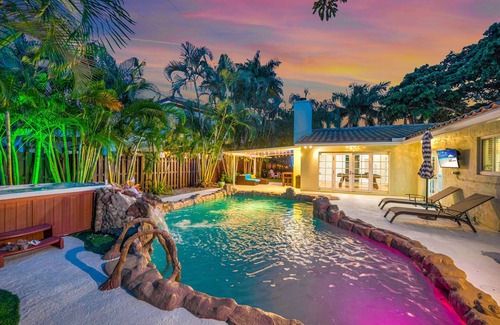 Lighthouse Point House | Sunny Florida Escape: Private Heated Pool, Hot Tub, Putting Green, Beach Nearby!