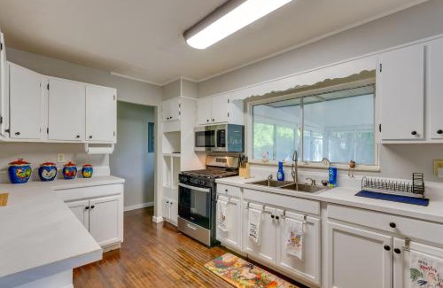 Wright House | Sunny Fort Walton Beach Vacation Rental with Yard!