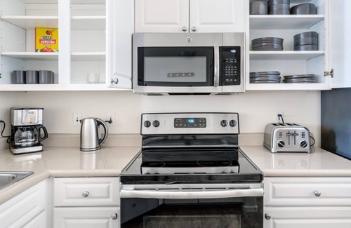Central District Apartment | Sunny Fremont 1BR w/ W/D, Pool, Gym, Parking, walk to BART, by Blueground