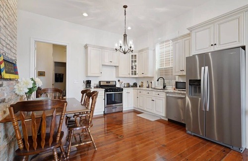 Saint Roch House | Sunny Freshly Renovated Art Pad- Great for Groups