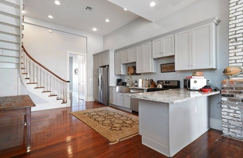 Saint Roch House | Sunny Freshly Renovated Art Pad- Great for Groups