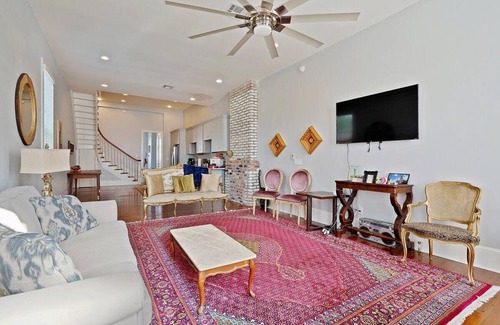 Saint Roch House | Sunny Freshly Renovated Art Pad- Great for Groups