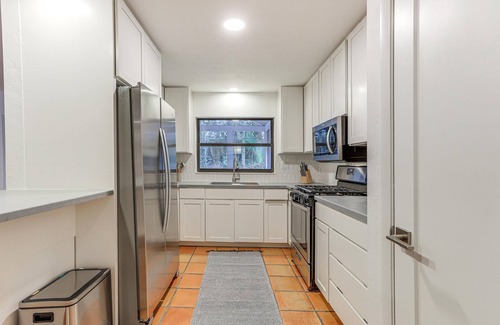 Gainesville House | Sunny Gainesville Home ~ Half-Mi to UF Campus!