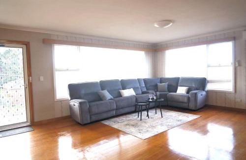 Lenah Valley Villa | Sunny garden house