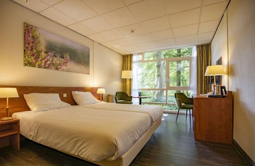 Zon en Schild Hotel | Sunny Garden Oasis with Free Parking, Outdoor Terrace & Nature Walks
