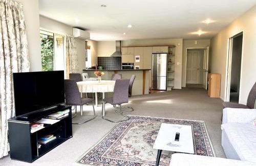 Papanui Villa | Sunny Garden Retreat - 3-BR Home near Mall, City & Airport