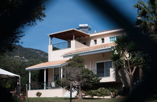Plataria Villa | Sunny garden villa