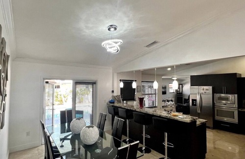 Tamiami House | Sunny Getaway: Relaxing Miami Home