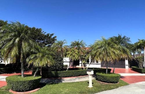 Tamiami House | Sunny Getaway: Relaxing Miami Home