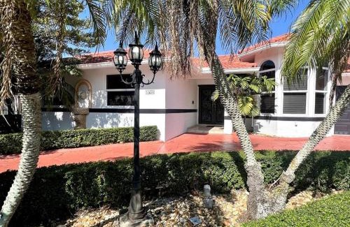 Tamiami House | Sunny Getaway: Relaxing Miami Home
