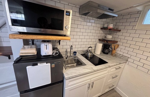 Golden Hill Apartment | Sunny Golden Hill Studion